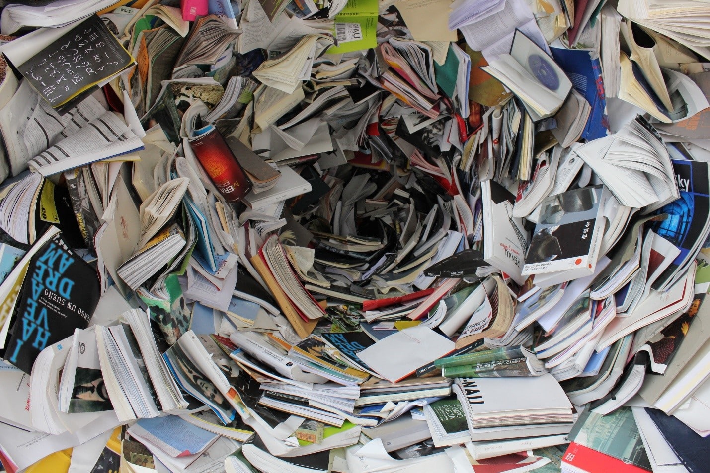 You are currently viewing Tips To Control Clutter and Stop Hoarding